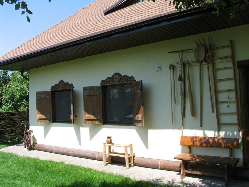 Хата самара. Дом в стиле Мазанка. Дом в украинском стиле. Фасад Мазанка. Современный дом в стиле хата Мазанка.